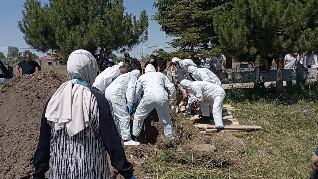 Mezara kimse yaklaştırılmadı, tabutu özel kıyafet giyenler taşıdı 2